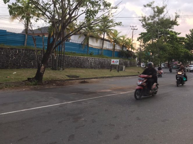 
					Lokasi truk terguling di.Jalan Adi Sucipto, Tanjungpinang,  Senin (26/5/2025). (Nzl)