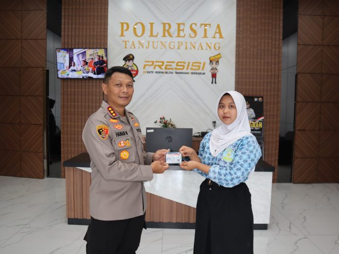 
					Kapolresta Tanjungpinang, Kombes Pol Hamam Wahyudi saat berikan SIM C Gratis (Humas Polres Tanjungpinang)