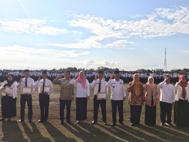 
					Gubernur Kepri, Ansar Ahmad saat foto bersama pegawai PPPK dan CPNS (Nzl)