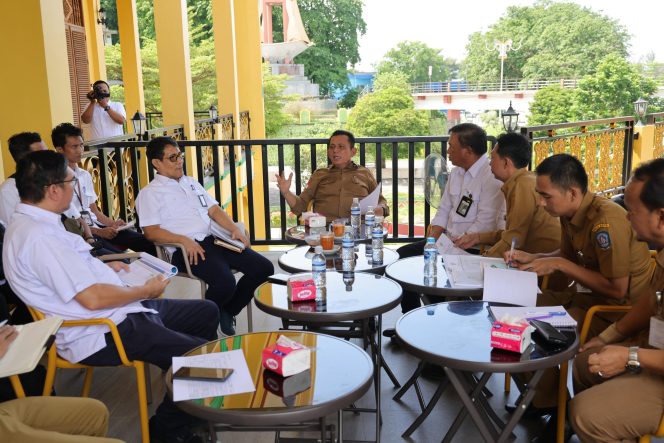 Keterangan Foto: Gubernur Kepulauan Riau, Ansar Ahmad saat memimpin Rapat Koordinasi Pelaksanaan Pekerjaan yang Bersumber dari Dana APBN, Program Inpres, dan lainnya untuk Tahun Anggaran 2025 dan 2026 di Gedung LAM Kepri, Tanjungpinang, Senin (05/05/2025).