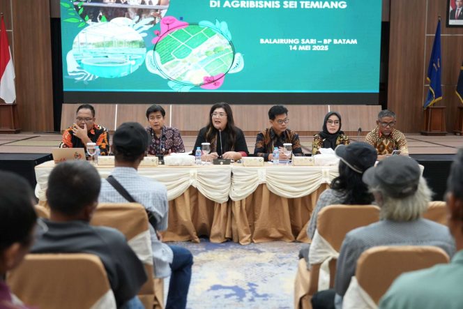 
					Keterangan Foto: Anggota/Deputi Bidang Pelayanan Umum Badan Pengusahaan (BP) Batam, Ariastuty Sirait saat menggelar silaturahmi dengan pelaku usaha bidang Pertanian, Perikanan, dan Peternakan di Kawasan Agribisnis Sei Temiang pada Rabu (14/05/2025) bertempat di Balairungsari BP Batam, (BP Batam).