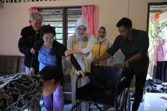 
					Keterangan Foto:Ketua LKKS (Lembaga Koordinasi Kesejahteraan Sosial) Bintan, Hafizha Rahmadhani saat menyerahkan kursi roda kepada lansia di Desa Toapaya Selatan, Kamis (15/05/2025), (MC Bintan).