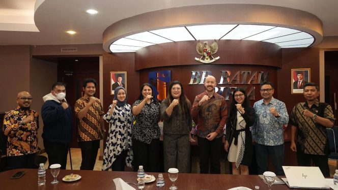 
					Keterangan Foto: Plt. Kabiro Humas, Promosi dan Protokol yang juga merupakan Anggota/Deputi Bidang Pelayanan Umum Ariastuty Sirait foto bersama saat kunjungan dari Delegasi Kedutaan Besar Inggris yang dipimpin oleh Mr. Niall Ahern Country Director for Business, Trade and Investment, Batam, (21/05/2025), (BP Batam).