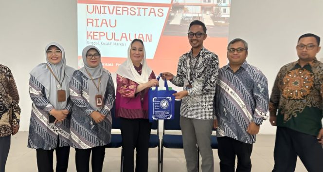 
					Keterangan Foto: Bupati Natuna saat gelar audiensi dengan kerjasama bersama Universitas Riau Kepulauan Batam, Batam, Selasa (21/05/2025) pagi.