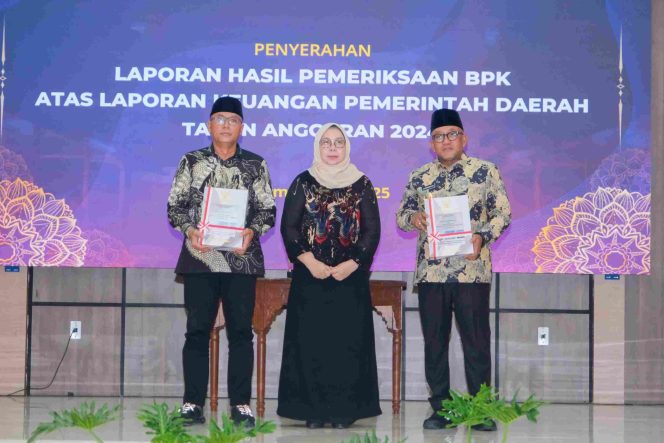 
					Keterangan Foto: Wali Kota Tanjungpinang, Lis Darmansyah foto bersama saat menerima Laporan Hasil Pemeriksaan (LHP) dari Kepala BPK Perwakilan Kepri, di Auditorium Kantor BPK Kepri, Batam, Jum'at (23/05/2025), (Diskominfo Tanjungpinang).