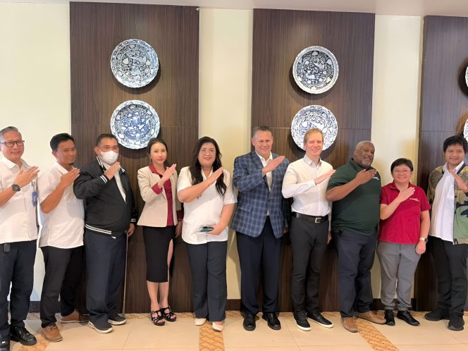 
					Keterangan Foto: Badan Pengusahaan Batam (BP Batam) foto Bersama saat pertemuan Bersama perusahaan asal Amerika Serikat yang bergerak di bidang solusi rantai pasok (supply chain solutions) di Restoran Ikan Bakar Cianjur, Batam, pada Selasa (27/05/2025), (BP Batam).