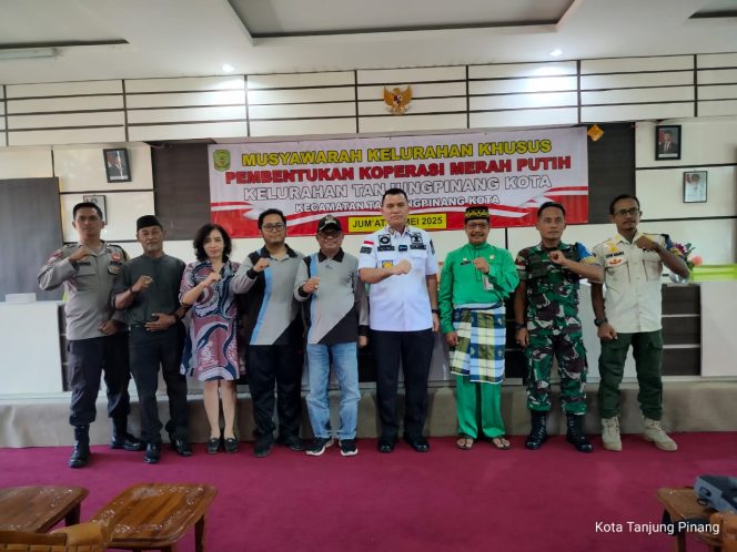 Keterangan Foto: Dinas Tenaga Kerja, Koperasi, dan Usaha Mikro (Disnakerkopum) Kota Tanjungpinang foto bersama saat Musyawarah Kelurahan Khusus Pembentukan Koperasi Merah Putih, Rabu (28/05/2025), (Diskominfo Tanjungpinang).