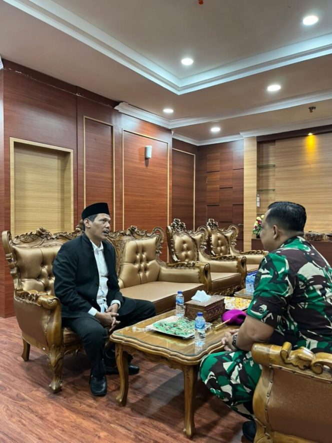 
					Keterangan Foto: Ketua DPRD Kota Batam, Muhammad Kamaluddin, saat menyambut kunjungan silaturrahmi Komandan Batalyon Marinir Pertahanan Pangkalan (Danyonmarhanlan) IV Batam Letkol Marinir Tomas Febrianto, pada Rabu (28/05/2025) siang, di ruang kerjanya. 