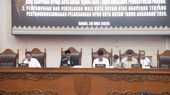 
					Keterangan Foto: Perwakilan Rakyat Daerah (DPRD) Kota Batam saat rapat paripurna bentuk Panitia Khusus (Pansus) untuk membahas Rancangan Peraturan Daerah (Ranperda) tentang Rencana Pembangunan Jangka Menengah Daerah (RPJMD) Kota Batam Tahun 2025–2029, pada Rabu (28/05/2025), (Diskominfo Batam).
