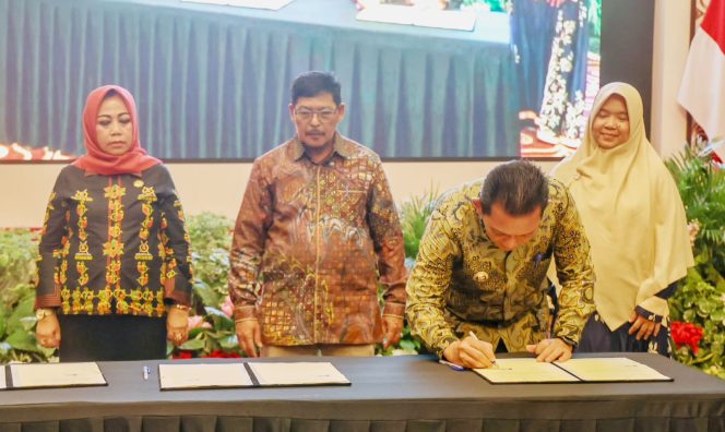 
					Keterangan Foto: Pemprov Kepri menandatangani kesepkatan dengan Ikatan Notaris Indonesia Wilayah Kepri, serta kolaborasi dengan 15 perguruan tinggi. Ini adalah bentuk sinergi nyata dalam mendukung pendirian dan pemberdayaan Kopdes Merah Putih di Kepri, erlangsung di Aula Wan Seri Beni, Dompak, Kamis (08/05/2025).