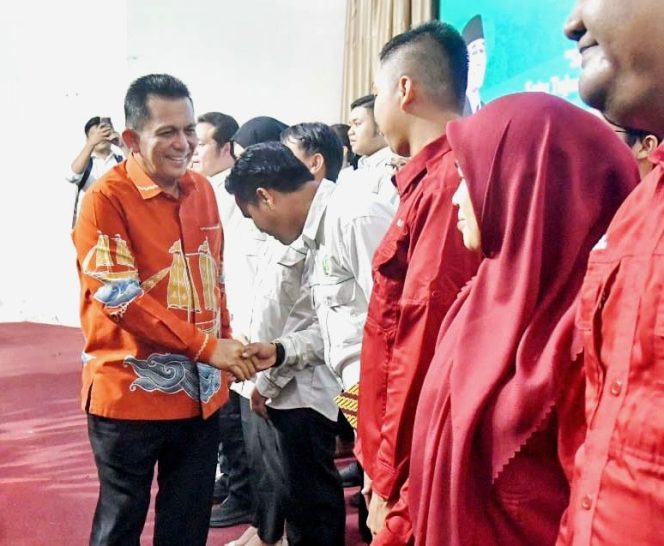 
					Keterangan Foto:Gubernur Kepulauan Riau Ansar Ahmad saat mengukuhkan Ikatan Keluarga Alumni (IKA) Universitas Ibnu Sina Batam untuk masa bakti 2024-2029 dalam sebuah acara penuh kekeluargaan yang digelar di Batam pada Rabu, (28/05/2025), (Diskominfo Kepri).