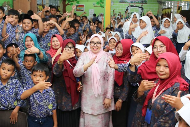 
					Keterangan Foto: Pemerintah Kota Batam, Kepulauan Riau (Kepri) foto bersama saat kegiatan Gerakan Memasyarakatkan Makan Ikan (Gemarikan).