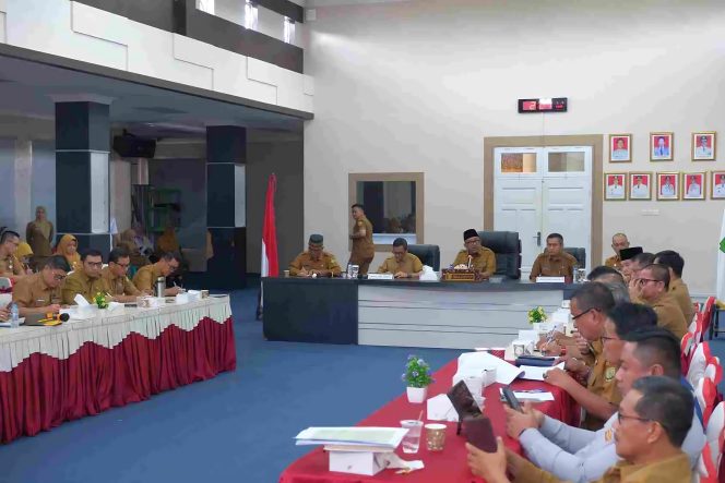 
					Keterangan Foto: Wali Kota Tanjungpinang, Lis Darmansyah lakukan rapat koordinasi OPD bulan Mei, di Aula Sultan Sulaiman Badrul Alamsyah, kantor Wali Kota Tanjungpinang, Selasa (06/05/2025).