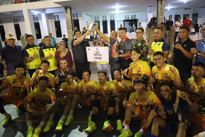 
					Keterangan Foto: Bupati Bintan, Roby Kurniawan, foto bersama saat tim Polres Bintan yang keluar sebagai Juara Pertama dalam kategori putra, sementara untuk kategori putri diraih oleh tim Megat 707, Minggu malam (01/06/2025), (Diskominfo Bintan).