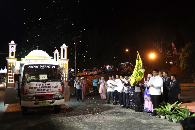 
					Keterangan Foto: BINTAN, Kepri.info - Bupati Bintan, Roby Kurniawan saat melepas peserta Pawai Takbir Idul Adha 1446 H, Kamis malam (05/06/2025) di Halaman Kantor Kecamatan Seri Kuala Lobam, (Diskominfo Bintan).