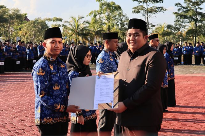 Keterangan Foto: Bupati Bintan, Roby Kurniawan, saat melantik 1.146 PPPK dan 42 CPNS  di Halaman Kantor Bupati Bintan, Kompleks Bandar Seri Bentan, Jumat sore (13/06/2025), (Diskominfo Bintan).