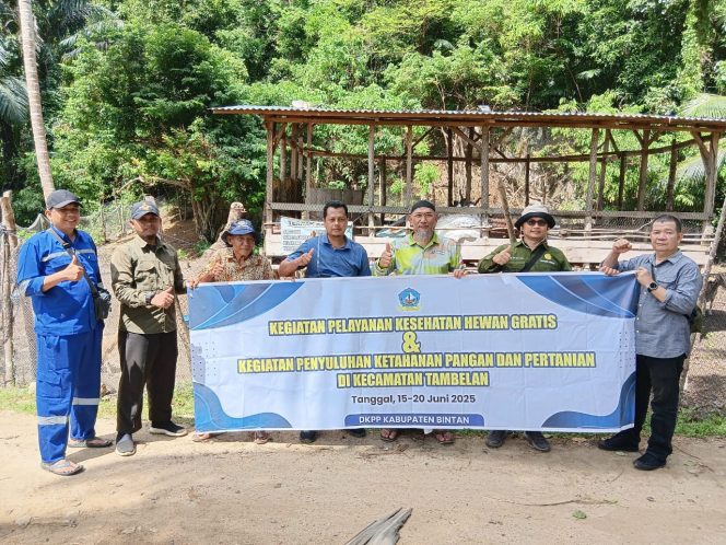 Keterangan Foto: Dinas Ketahanan Pangan dan Pertanian (DKPP) Kabupaten Bintan foto bersama saatmemberikan pelayanan kepada masyarakat khususnya para peternak dan petani, (Dsikominfo Bintan).