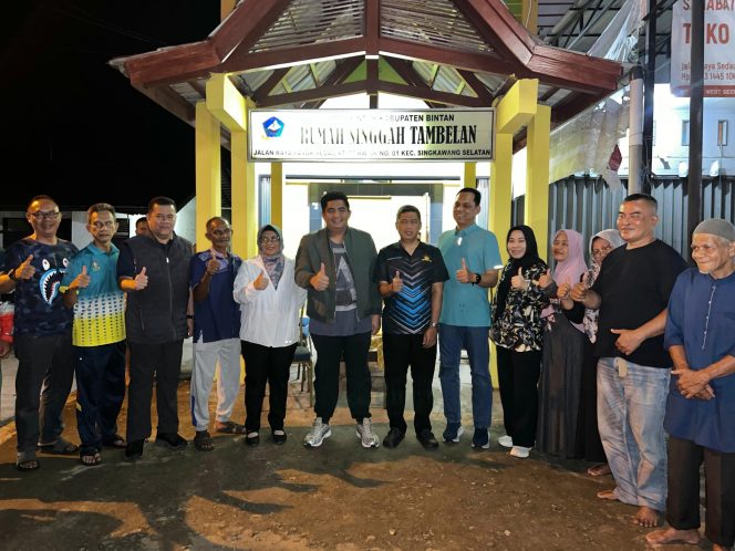 Keterangan Foto: Bupati Bintan Roby Kurniawan saat foto bersama dalam kunjungannya ke Rumah Singgah Bintan di Singkawang, Provinsi Kalimantan Barat (Kalbar), pada Selasa malam (17/06/2025), (Diskominfo Bintan).
