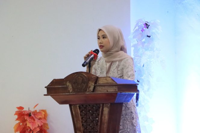 Keterangan Foto: Bunda Paud Bintan, Hafizha Rahmadhani, saat memberikan sambutan di kegiatan seminar wajib belajar 13 tahun dan Pentas Seni Guru TK, Senin (23/06/2025), di Aula Gedunh BPMP Kepri, (Diskominfo Bintan).