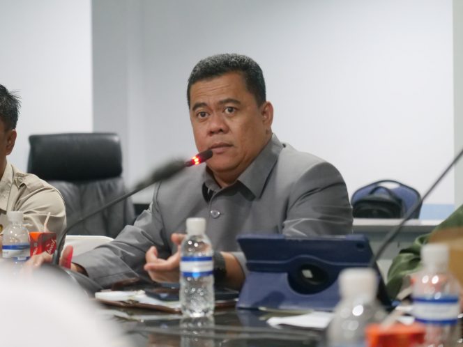 Keterangan Foto: Sekretaris Daerah Kabupaten Bintan, Ronny Kartika saat memimpin langsung Rapat Koordinasi penanganan satwa liar buaya, Selasa (24/06/2025) di Ruang Rapat III Bandar Seri Bentan, (Diskominfo Bintan).