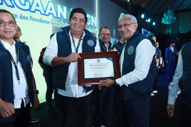 
					Keterangan Foto:  Bupati Bintan, Roby Kurniawan, saat menerima penghargaan oleh Badan Narkotika Nasional (BNN) RI dengan indikator penerapan P4GN (Pencegahan, Pemberantasan, Penyalahgunaan dan Peredaran Gelap Narkotika) sejak dini pada remaja, pada Kamis malam (26/06/2025) di Gedung Sasono Utomo TMII, Jakarta, (Diskominfo Bintan). 