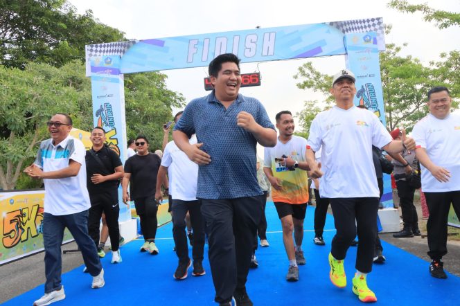 Keterangan Foto: Bupati Bintan, Roby Kurniawan, saat turut lari bersama peserta Museum Bahari Bintan Fun Run 5K, pada Sabtu (28/06/2025), di Museum Bahari Bintan (Ex Gedung MTQ Bintan), (Diskominfo Bintan).