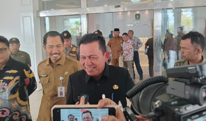 
					Gubernur Kepri, Ansar Ahmad saat di wawancarai,  Selasa (3/6/2025). (Nzl)
