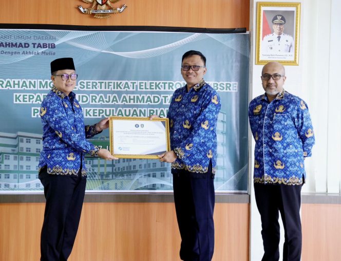 
					Keterangan Foto: Penyerahan secara simbolis surat pengesahan Integrasi Tanda Tangan Elektronik (TTE) aplikasi SIMETRISS (Sistem Manajemen Rumah Sakit Terintegrasi) yang digunakan di RSUD Raja Ahmad Tabib (RAT), (Diskominfo Kepri).