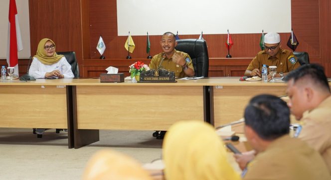 
					Keterangan Foto: Sekretaris Daerah Provinsi Kepulauan Riau, Adi Prihantara, saat menggelar kegiatan Sosialisasi Ketaspenan dan Pengenalan Layanan Perbankan Pensiun, Senin (30/06/2025), (Diskominfo Kepri).