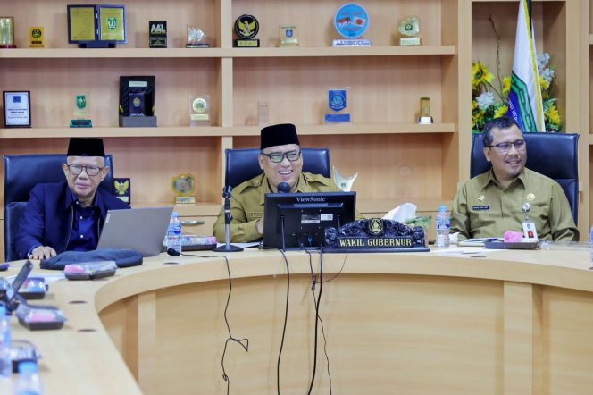 Keterangan Foto: Wakil Gubernur Kepulauan Riau (Kepri), Nyanyang Haris Pratamura, saat memimpin langsung rapat persiapan penyelenggaraan Seleksi Tilawatil Qur’an dan Hadits (STQH) XI tingkat Provinsi Kepri Tahun 2025 di Kantor Gubernur Kepri, Dompak, Tanjungpinang, Selasa (10/06/2025), (Diskominfo Kepri).