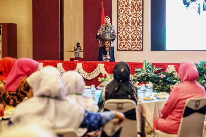Keterangan Foto: Bunda PAUD Kepri, Dewi Kumalasari Ansar, saat memberikan kata sambutan pada pelatihan peningkatan kapasitas Guru PAUD, Selasa (24/06/2025), (Diskominfo Kepri).