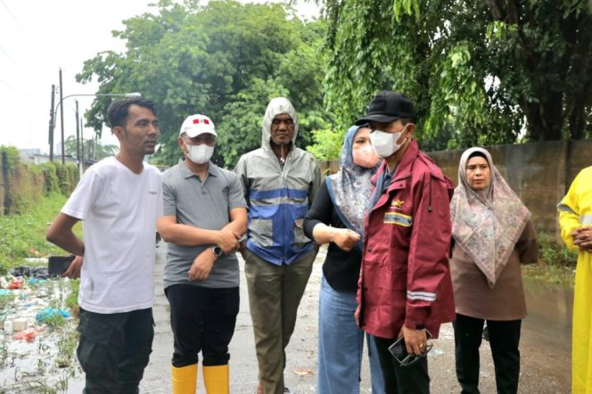
					Keterangan Foto: Wali Kota Batam, Amsakar Achmad, saat melakukan peninjauan langsung ke Tempat Pembuangan Sementara (TPS) Tanjung Uma, Kecamatan Lubuk Baja, Kamis, (29/05/2025), (Diskominfo Batam).
