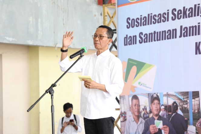 
					Keterangan Foto: Wali Kota Batam, Amsakar Achmad, saat hadir dalam penyerahan simbolis kartu peserta dan santunan jaminan sosial ketenagakerjaan kepada petani penerima manfaat di Plaza TOP 100 Tembesi, Rabu (04/06/2025), (Diskominfo Batam).