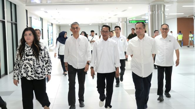 
					Keterangan Foto: Wali Kota Batam, Amsakar Achmad, saat menyambut langsung kedatangan Menteri Transmigrasi Republik Indonesia, Muhammad Iftitah Sulaiman, yang tiba di Batam, pada Senin (02/06/2025), (Diskominfo Batam).