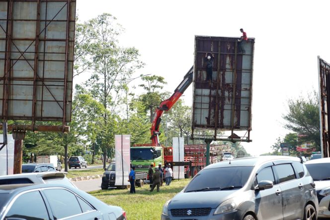 
					Keterangan Foto: Pembongkaran reklame di seputaran jalan Kawasan Industri Tunas Batam Center, Kamis (12/06/2025) siang, (Diskominfo Batam).