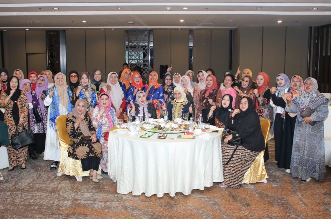 
					Keterangan Foto: Ketua Tim Penggerak Pemberdayaan dan Kesejahteraan Keluarga (TP-PKK) Kota Batam, Erlita Amsakar foto bersama saat menghadiri kegiatan dengan tema Pembedahan Robotik dalam Dunia Medis Modern di Hotel Santika, Batam Center, Jumat (13/06/2025), (Diskominfo Batam).