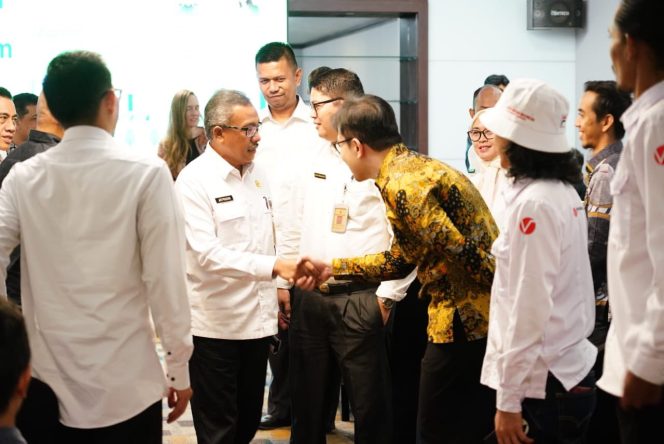 
					Keterangan Foto: Sekretaris Daerah Kota Batam, Jefridin, bersalaman didalam rapat perdana (Kick-Off) dalam rangka implementasi proyek seti di Batam di Swiss-Belhotel Harbour Bay, Rabu (25/06/2025), (Diskominfo Batam).