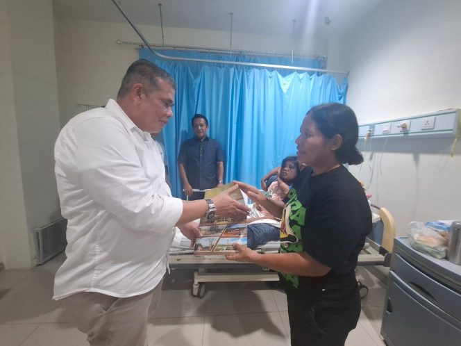 
					Keterangan Foto: Asisten Tata Pemerintahan dan Kesejahteraan Pemko Batam, Yusfa Hendri, saat menjenguk Intan di RS Elizabeth Batam Centre, Selasa (24/06/2025), (Diskominfo Batam).