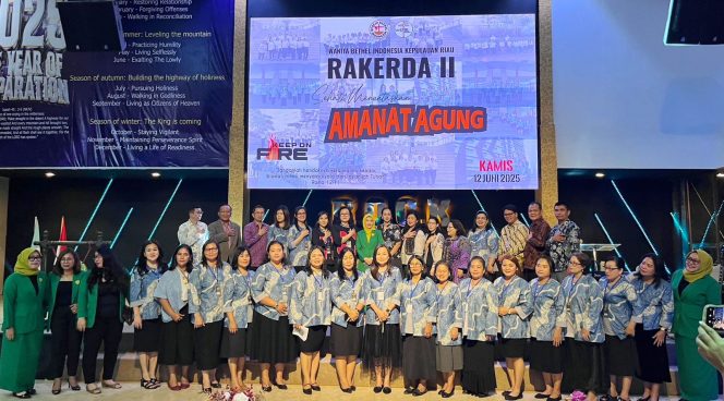 
					Keterangan foto: Ketua Badan Kerjasama Organisasi Wanita (BKOW) Provinsi Kepulauan Riau, Nenny Dwiyana Nyanyang, foto Bersama saat Rapat Kerja Daerah (Rakerda) II Wanita Bethel Indonesia (WBI) Kepulauan Riau yang digelar di GBI R.O.C.K The Central, Sukajadi, Batam, pada Kamis (12/06/2025), (Diskominfo Kepri).