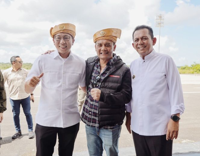 
					Keterangan Foto: Gubernur Kepulauan Riau,  Ansar Ahmad foto bersama Gubernur Jawa Tengah Ahmad Luthfi dan Gubernur Lampung Rahmat Mirzani Djausal di Bandara Raja Haji Fisabilillah (RHF) Tanjungpinang, Jumat (13/6/2025), (Diskominfo Kepri).