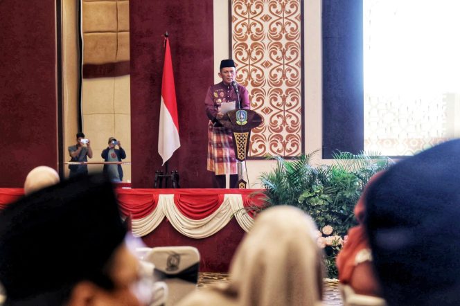 
					Keterangan Foto: Gubernur Kepri, Ansar Ahmad, saat menyampaikan kata sambutan pada Malam Ta'ruf STQH XI tingkat Provinsi Kepri, Jumat (20/06/2025) malam, (Diskominfo Kepri).