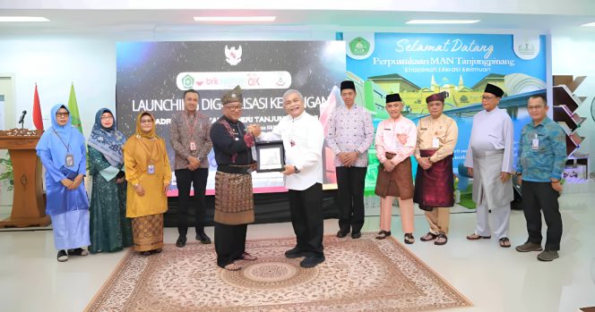 Keterangan Foto: Wali Kota Tanjungpinang, Lis Darmansyah foto bersama saat peluncuran program Digitalisasi Keuangan di lingkungan Madrasah Aliyah Negeri (MAN) Tanjungpinang, (Diskominfo Tanjungpinang).