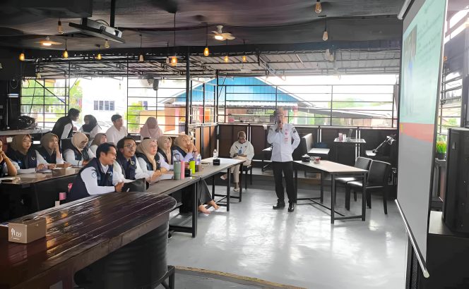 Keterangan Foto: Kepala Diskominfo Kota Tanjungpinang, Teguh Susanto saat menjadi narasumber pada kegiatan Bimbingan Teknis (Bimtek) Penggiat P4GN,  di ruang pertemuan Cafe Champion Jalan Engku Putri, Rabu (18/06/2025), (Diskominfo Tanjungpinang).