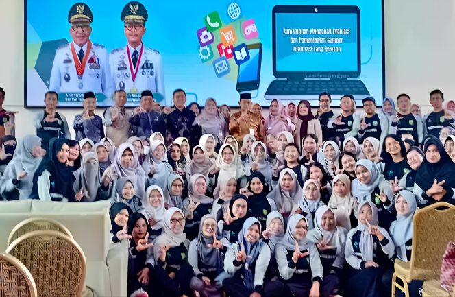 Keterangan Foto: Dinas Perpustakaan dan Kearsipan (DPK) Kota Tanjungpinang foto bersama dalam kegiatan Bimbingan Teknis (Bimtek) Literasi Informasi Tahun 2025 di Gedung Dekranasda Provinsi Kepulauan Riau, Tanjungpinang, Rabu (25/06/2025), (Diskominfo Tanjungpinang).