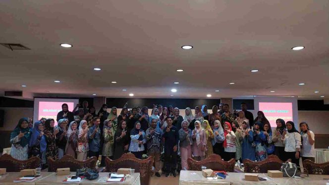 
					Keterangan Foto: Pengelola IRTP foto bersama saat bimbingan teknis (bimtek) bagi pengelola industri rumah tangga pangan (IRTP), pada Kamis (19/06/2025), (Diskominfo Tanjungpinang).