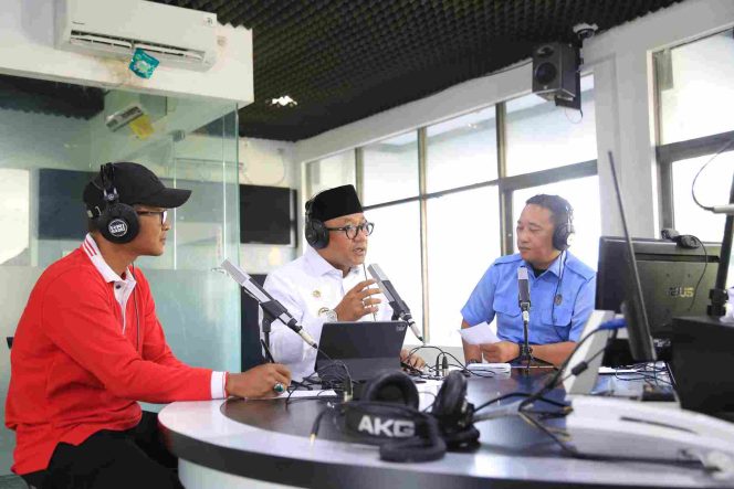 Keterangan Foto: Wali Kota Tanjungpinang, Lis Darmansyah, saat menjadi narasumber dalam program Dialog Tanjungpinang Pagi yang disiarkan langsung dari kantor RRI Pro 1 Tanjungpinang, Jalan Jenderal Ahmad Yani Km 4, Rabu (04/06/2025), (Diskominfo Tanjungpinang).