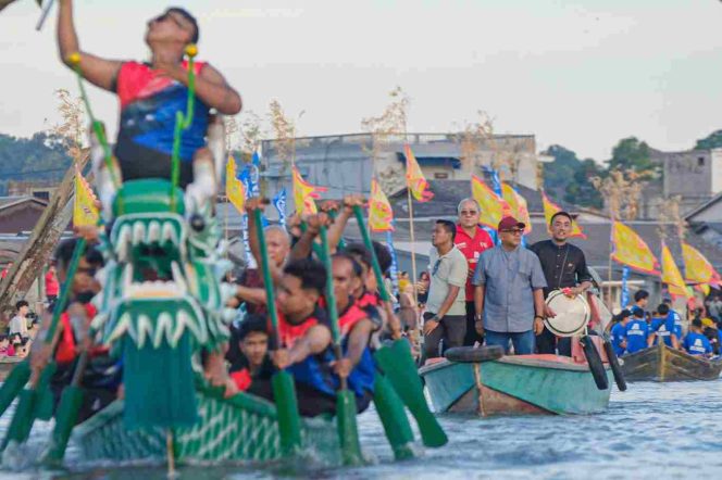 Keterangan Foto: Wali Kota Tanjungpinang, Lis Darmansyah, saat menonton Lomba Perahu Naga (Dragon Boat) di perairan Pelantar III, Sabtu (07/06/2025), (Diskominfo Tanjungpinang).