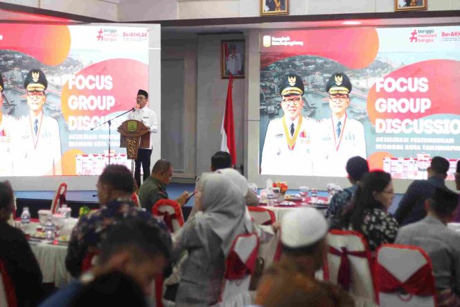 Keterangan Foto: Wakil Wali Kota Tanjungpinang, Raja Ariza saat membuka kegiatan Forum Group Discussion (FGD) Akselerasi Pertumbuhan Ekonomi Kota Tanjungpinang, di Aula Sultan Sulaiman Badrul Alamsyah, Kantor Wali Kota Tanjungpinang, Rabu (25/06/2025), (Diskominfo Tanjungpinang).