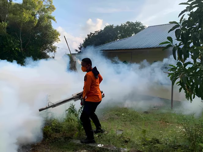 Keterangan Foto: Dinas Kesehatan, Pengendalian Penduduk, dan Keluarga Berencana (Dinkes Dalduk dan KB) Kota Tanjungpinang saat melaksanakan penyemprotan (fogging), (Diskominfo Tanjungpinang).