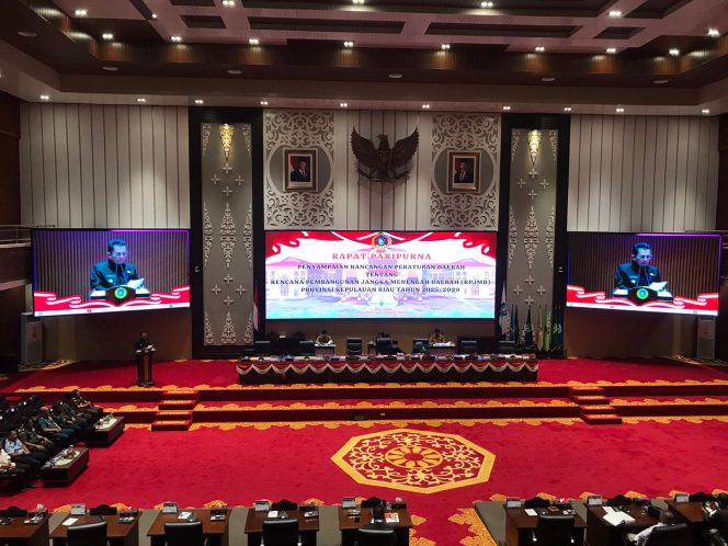 
					Suasana Rapat Paripurna Pemerintah Provinsi Kepulauan Riau di Ruang Rapat Paripurna DPRD Provinsi Kepri,  Selasa (3/6/2025). (Nzl)